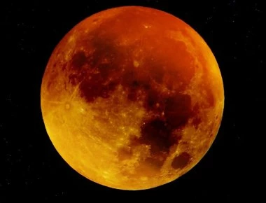 Δείτε το «Κόκκινο Φεγγάρι» - Τι λένε οι θρύλοι για καταστροφές που προκαλεί (live)